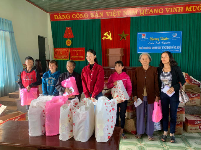 Hà Thu xuất hiện mộc mạc, giản dị với chiếc áo khoác nhẹ, niềm nở thăm hỏi và gửi quà cho các hộ nghèo.