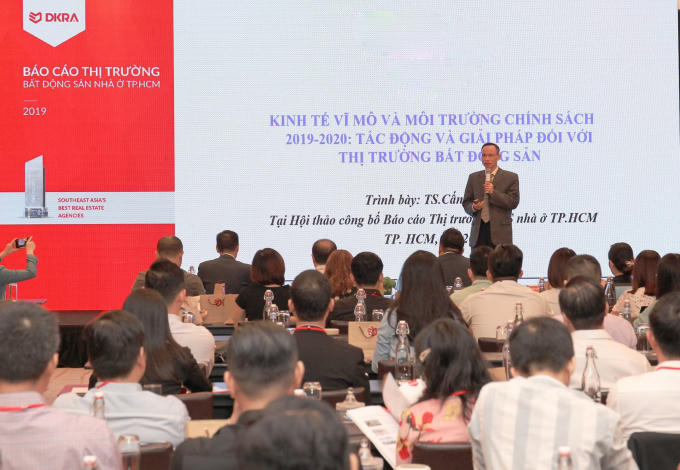 Tiến sĩ Cấn Văn Lực – Chuyên gia kinh tế trưởng BIDV &amp;amp; Thành viên Hội đồng tư vấn chính sách tài chính tiền tệ Quốc gia trình bày về nội dung kinh tế vĩ mô và môi trường chính sách 2019 – 2020.