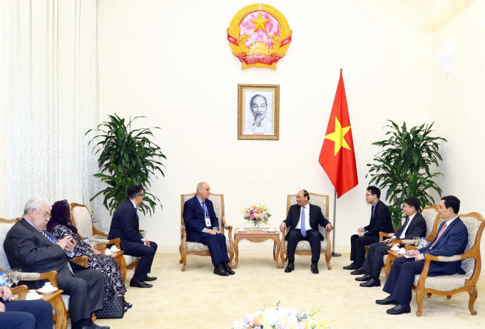 Thủ tướng Nguyễn Xuân Phúc và các Trưởng đoàn tại buổi tiếp.