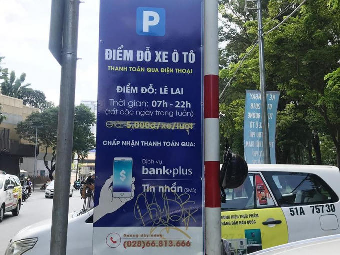 Nhân viên thu phí tại đây cho biết, nhiều tài xế vào đỗ xe nhưng khi nghe đến việc thanh toán tiền qua mạng khá rắc rối, tốn thời gian và phí cao nên đã lãi xe đi chỗ khác đậu.