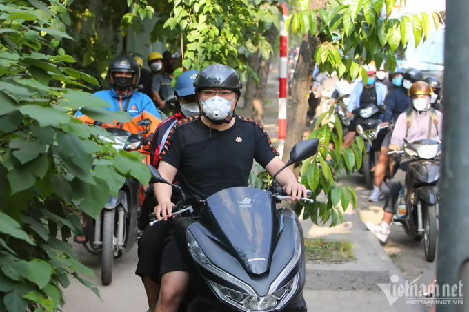 Nhiều người đi xe máy chạy lên vỉa hè để thoát tắc.