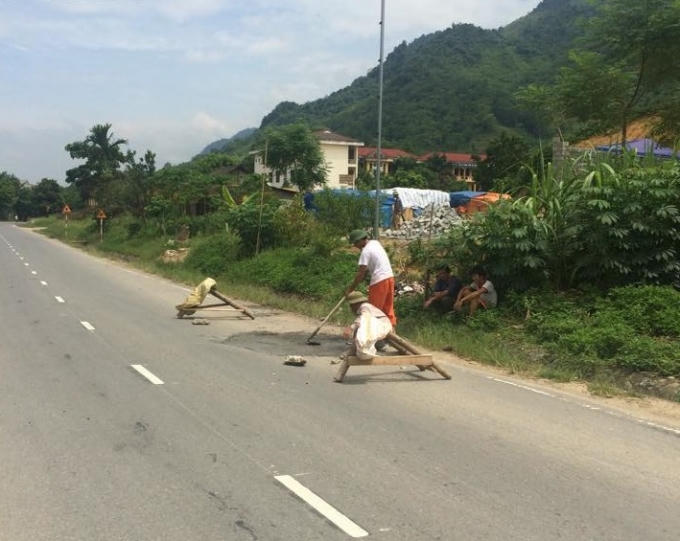 Hình ảnh người dân sửa đường. Ảnh: Vương Mạnh.