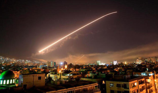 Syria bắn tên lửa đánh chặn tên lửa của liên quân do Mỹ đứng đầu trên thủ đô Damascus sáng sớm ngày 14/4 (Ảnh: AP)