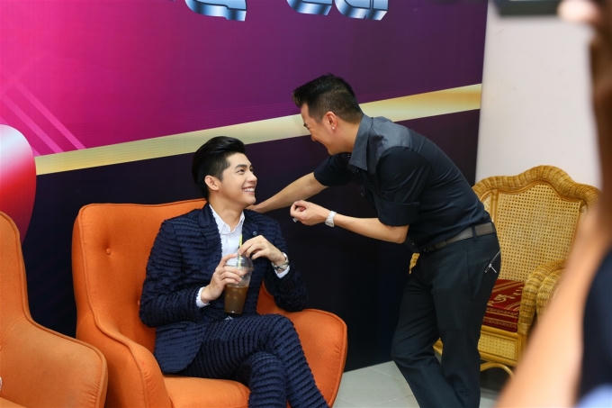 “Ông hoàng nhạc Việt” trò chuyện vui vẻ cùng Noo trước giờ ghi hình.