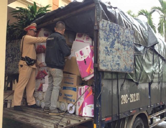 Lực lượng chức năng tiến hành kiểm tra xe chở hàng không rõ nguồn gốc.