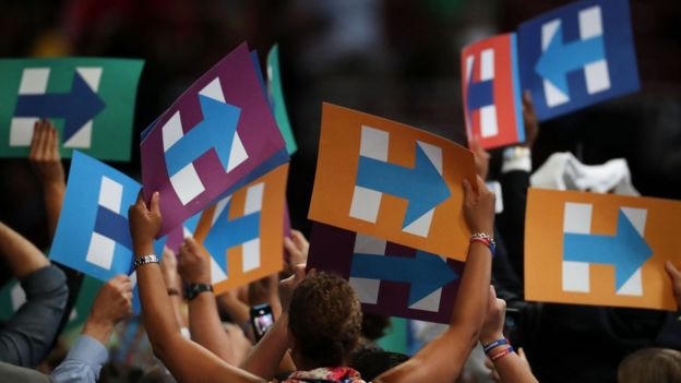 Các đại biểu phe Dân chủ hô vang "Hillary, Hillary" khi Thượng nghị sỹ Barbara Mikulski của Maryland đưa tên của bà Clinton ra để bỏ phiếu.  (Ảnh: Getty)
