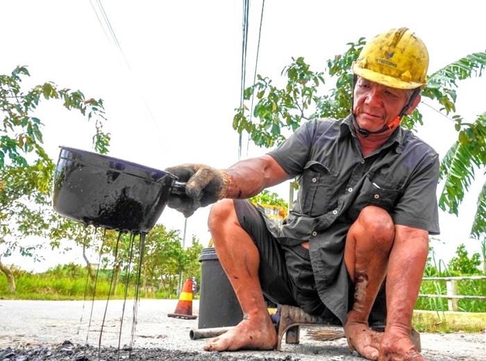 Ông Nguyễn Hồng Dân (tức Ba Dân), ngụ phường Trà Nóc, quận Bình Thủy, TP Cần Thơ, hơn 10 năm qua vẫn được bà con gọi là “ông Ba vá đường”. Nguồn: Tuyên giáo Cần Thơ.