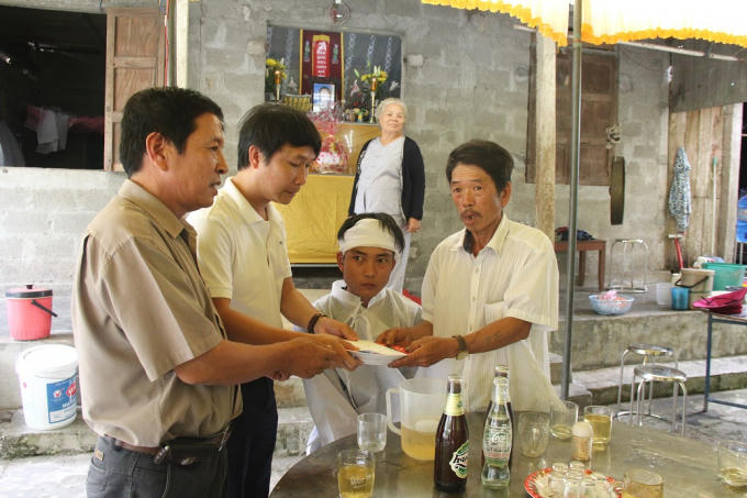 Đại diện Công ty Bảo hiểm cùng nhà xe M.Đ. hỗ trợ ban đầu cho gia đình em Nguyễn Thị Ngọc Duyên để lo hậu sự.