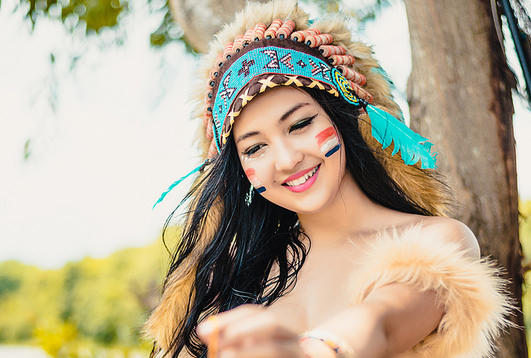 Từng nhận nhiều ý kiến trái chiều khi bộ ảnh “Nữ thổ dân” được cộng đồng mạng chia sẻ, Hứa Phạm Linda - hotgirl mang 3 dòng máu Việt - Pháp - Ấn Độ sau 2 năm đã quay trở lại thướt tha trong bộ áo dài trắng.