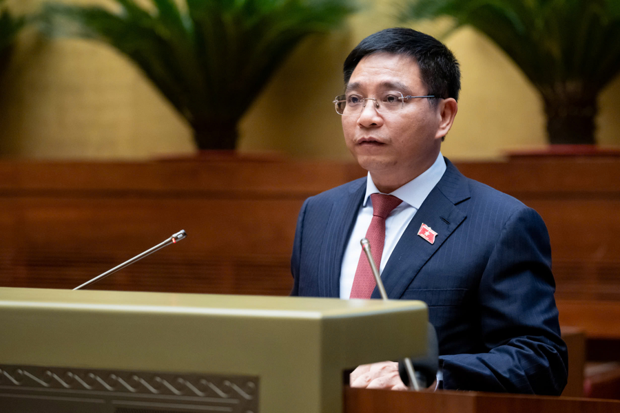 Bộ trưởng Bộ Giao thông Vận tải Nguyễn Văn Thắng trình bày Tờ trình. Ảnh: quochoi.vn
