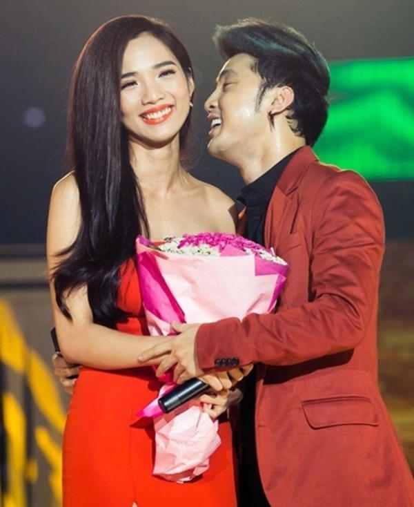 Được biết, hiện tại Ưng Hoàng Phúc và siêu mẫu Kim Cương đã đăng ký kết hôn và sống cùng nhau nhưng do quá bận nên sẽ tổ chúc đám cưới vào năm sau.