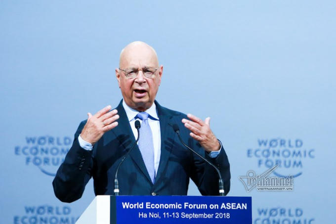 Gi&aacute;o sư Klaus Schwab.