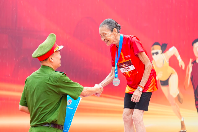 Ban Tổ chức đã trao tặng bà danh hiệu Vận động viên truyền cảm hứng của giải cho bà Nguyễn Thị Việt Dung.