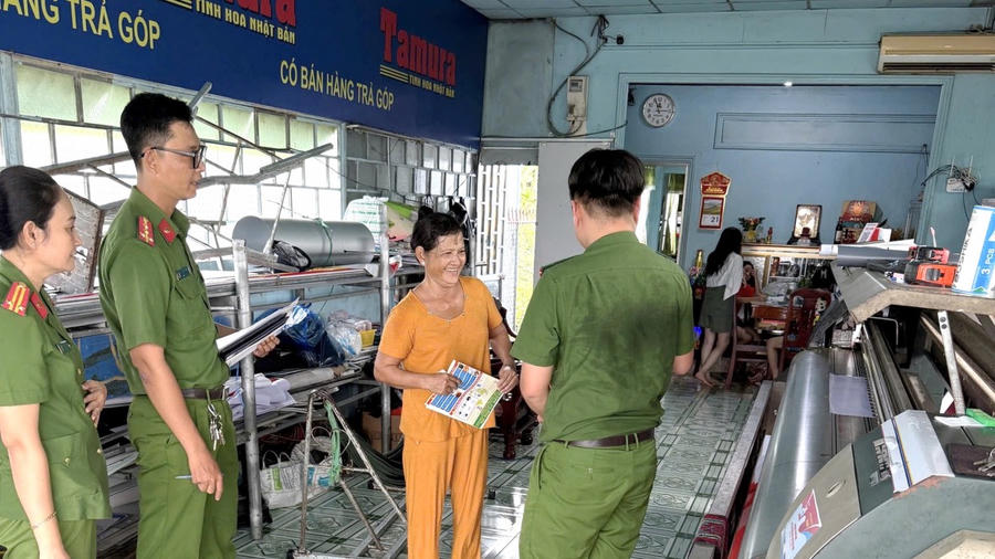 Lực lượng Công an tỉnh Cà Mau tuyên truyền, hỗ trợ pháp lý cho các cơ sở kinh doanh bằng nhiều hình thức đa dạng, thiết thực.