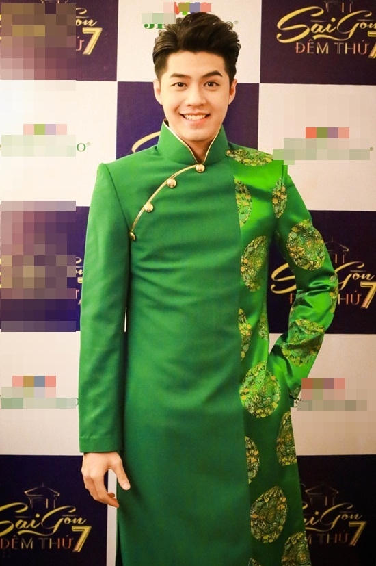 Noo Phước Thịnh diện áo dài lịch lãm hát nhạc xuân.