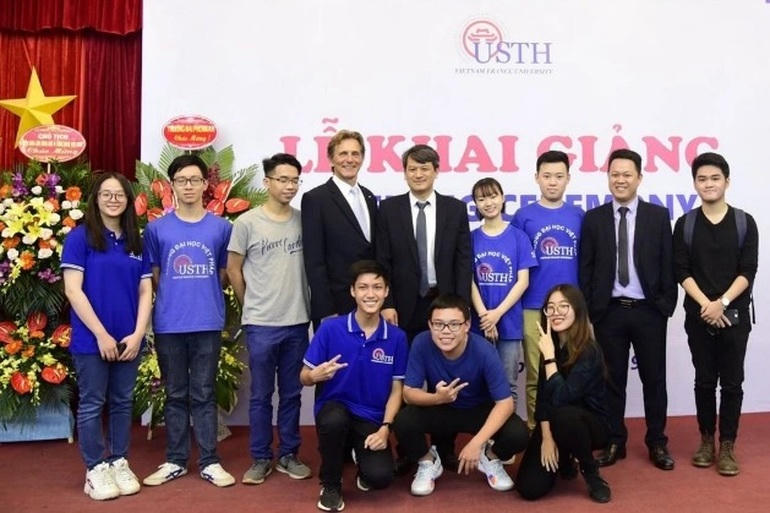 Ngoài ra, Huy Tú tham gia câu lạc bộ hỗ trợ học tập tại trường để giúp các bạn sinh viên khác học tập tốt hơn (Huy Tú ngồi ngoài cùng bên trái).