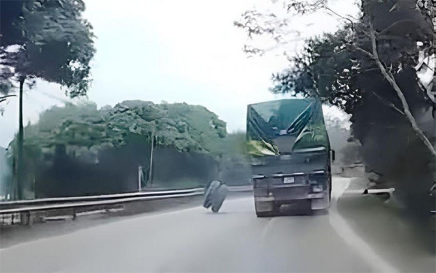 Hình ảnh lốp rời khỏi xe. (Ảnh: Cắt từ clip).