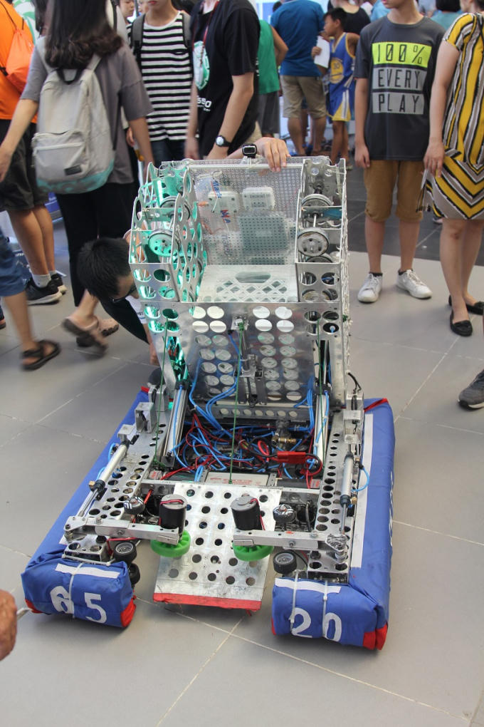 Các bạn học sinh vận hành sản phẩm của mình trước chú ý của nhiều người.