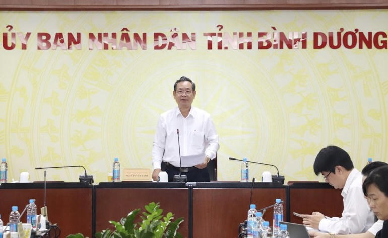 Ông Nguyễn Văn Dành, Phó Chủ tịch UBND tỉnh phát biểu tại cuộc họp. (Ảnh: Báo Bình Dương)