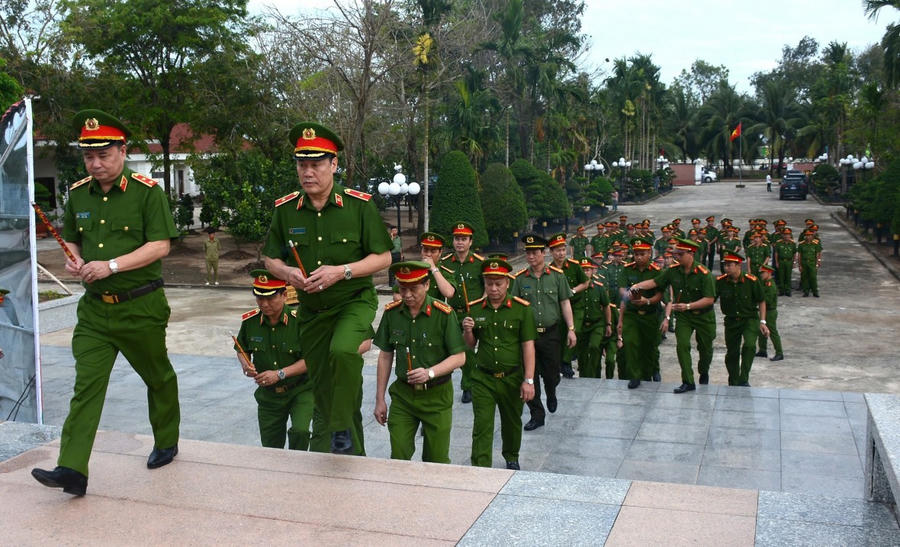 Đoàn Cục C10 do Trung tướng Trần Văn Thiện - Bí thư Đảng ủy, Cục trưởng Cục C10 làm trưởng đoàn đến dâng hương tại Khu di tích lịch sử quốc gia Ban An ninh khu IX