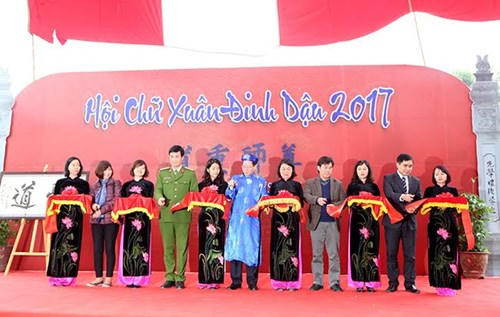 Các đại biểu cắt băng khánh thành khai mạc Hội chữ Xuân Đinh Dậu 2017.