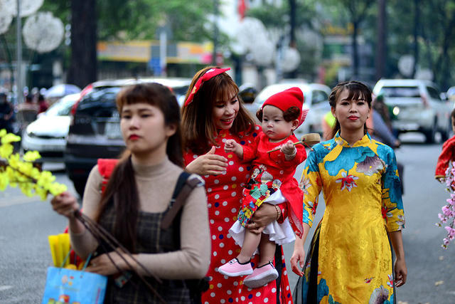 Những em bé trong trang phục áo dài dễ thương.