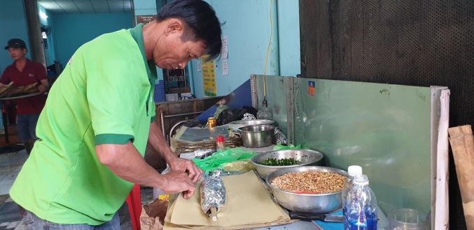Cá lóc nướng được gói cẩn thận vào giấy bạc.