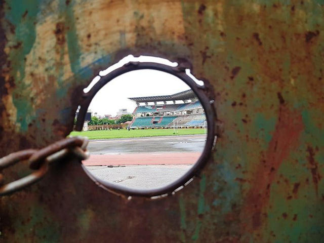 SVĐ Ninh Bình nhìn từ ngoài đường vào qua ô cửa cổng.