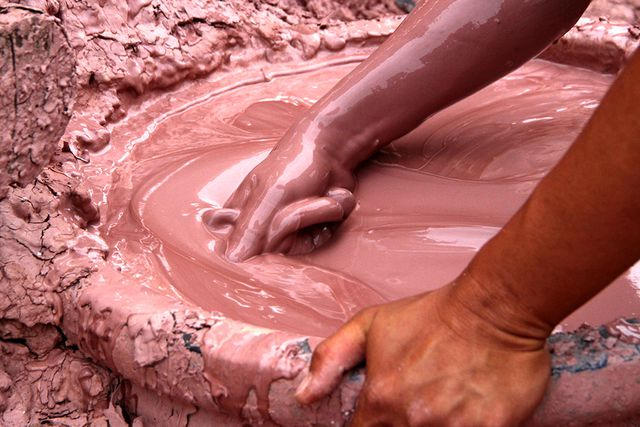 Đất s&eacute;t d&iacute;nh như keo ở B&igrave;nh Dương rất th&iacute;ch hợp để l&agrave;m sản phẩm heo đất.