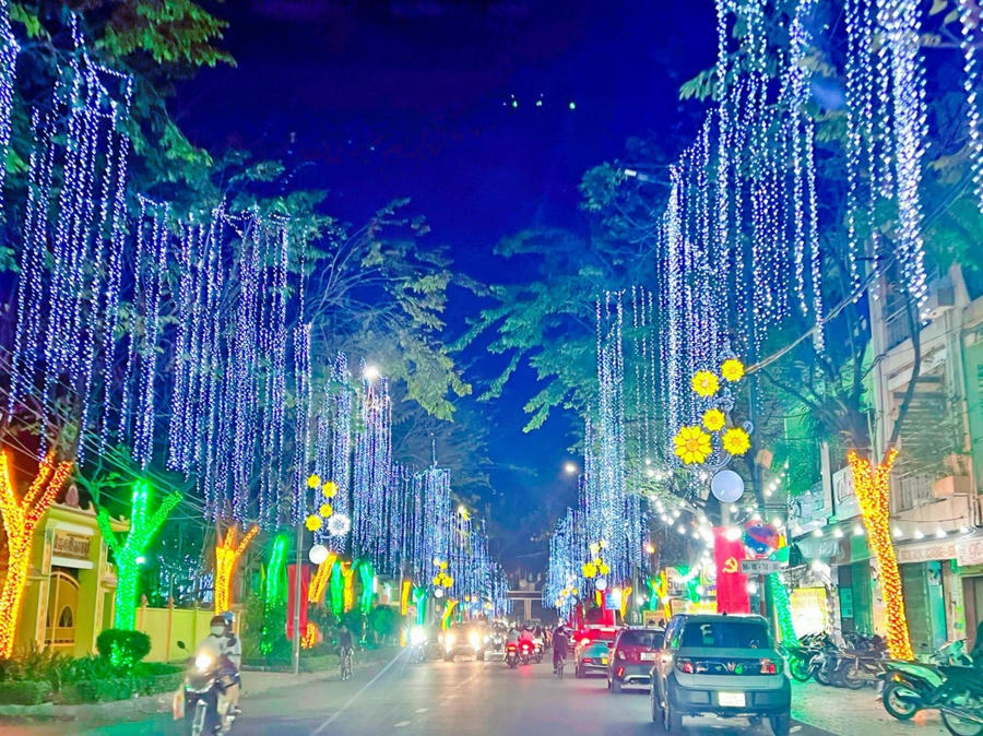 Đường Trần Hưng Đạo lung linh khi về đêm