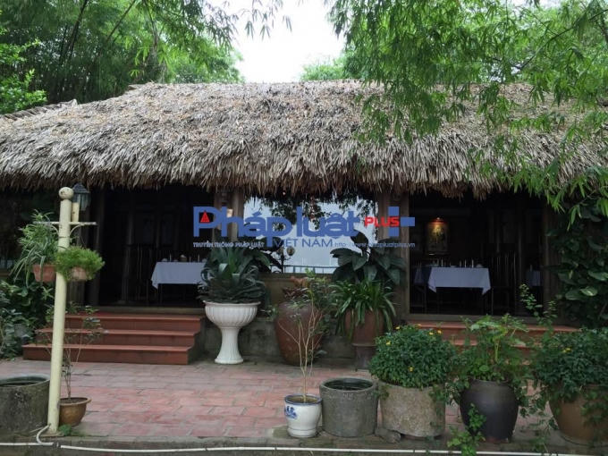 Những công trình như thế này đang tồn trại trên hành lang đê điều nhằm mục đích kinh doanh kiếm lời.