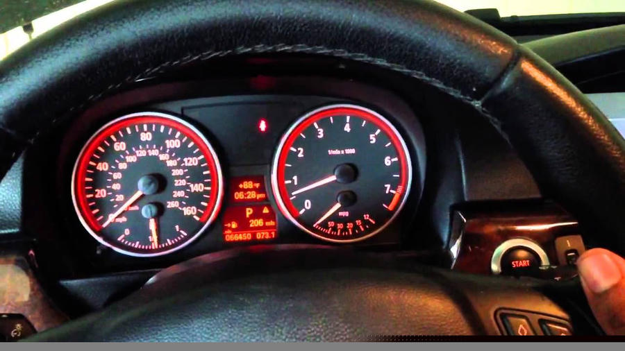 Đèn báo quá nhiệt trên bảng điều khiển. (Ảnh: Youtube)