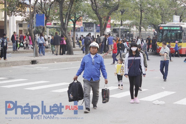 D&ograve;ng người &ugrave;n &ugrave;n k&eacute;o về Thủ đ&ocirc; sau kỳ nghỉ tết Dương lịch