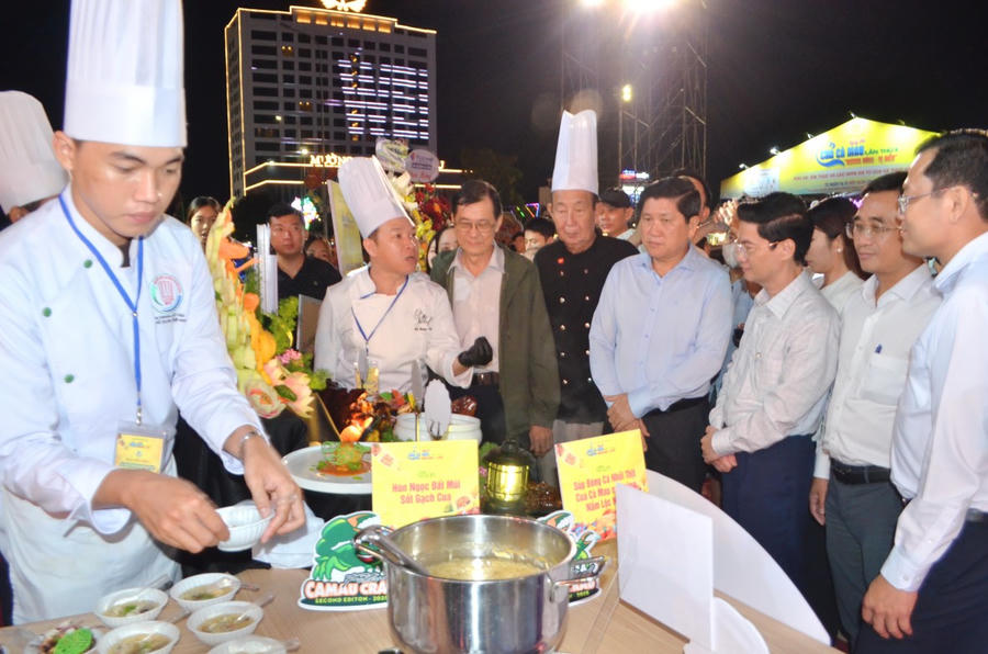 Lãnh đạo tỉnh Cà Mau tham quan không gian ẩm thực của chương trình “Quảng diễn các món ngon từ cua Cà Mau kết hợp với đặc sản của 34 tỉnh, thành phố”.