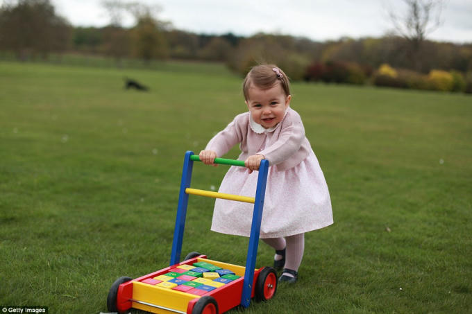 Khoảnh khắc Công chúa Charlotte tập đi ở Norfolk.