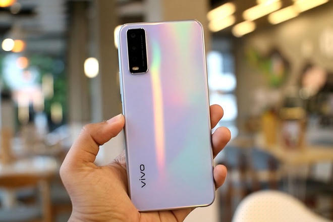 Vivo Y12s - Máy sở hữu thiết kế mặt lưng trẻ trung, nhiều màu sắc, phù hợp với người dùng trẻ tuổi. Tương tự nhiều sản phẩm khác trong cùng phân khúc, Vivo Y12s cũng được trang bị màn hình lớn 6,51 inch cùng viên pin dung lượng 5.000 mAh. Thiết bị sử dụng con chip MediaTek Helio P35, RAM 3 GB và bộ nhớ 32 GB. Mẫu máy này đang được chào bán với mức giá từ 3 triệu đồng.