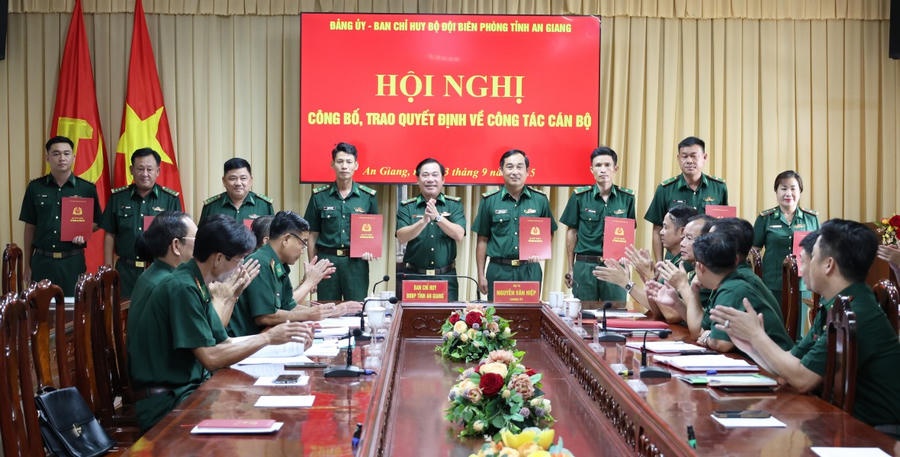 Đại tá Nguyễn Văn Hiệp, Phó Chính ủy Bộ Chỉ huy Quân sự tỉnh, Chính ủy Ban Chỉ huy Bộ đội Biên phòng tỉnh An Giang trao quyết định cho các đồng chí.