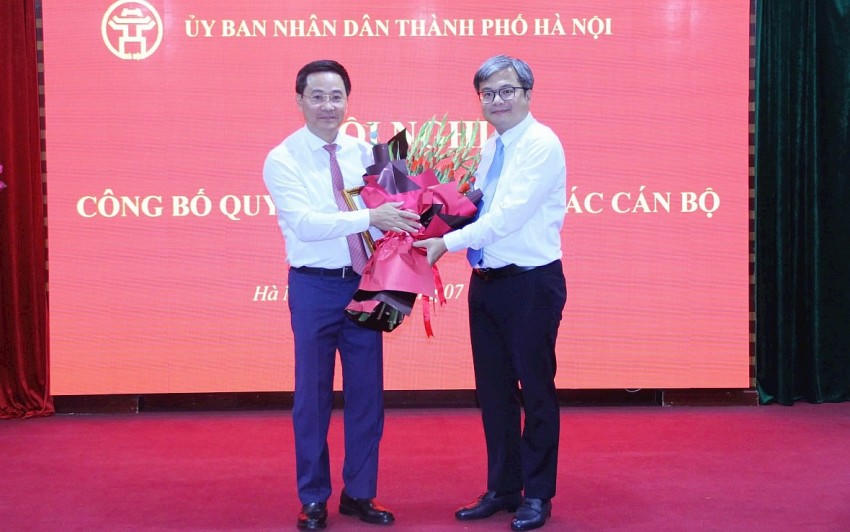 Phó Chủ tịch UBND Thành phố Hà Nội Trương Việt Dũng chúc mừng tân Giám đốc Sở Khoa học và Công nghệ thành phố Hà Nội - Trần Anh Tuấn (ảnh trái).