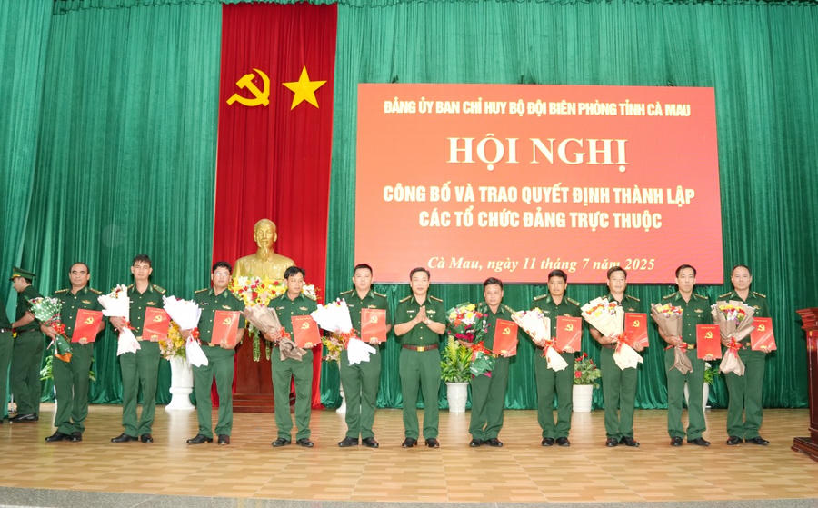 Đại tá Phạm Minh Giang - Bí thư Đảng ủy, Chính ủy Ban Chỉ huy BĐBP tỉnh Cà Mau, trao các quyết định thành lập các chi, đảng bộ trực thuộc.