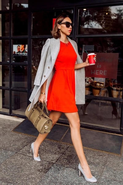 Tuy nhiên, màu này khá chói, bạn nên kết hợp với những tông màu trầm như ghi, nâu, trông bạn sẽ quyến rũ hơn hẳn. Ảnh: internet.