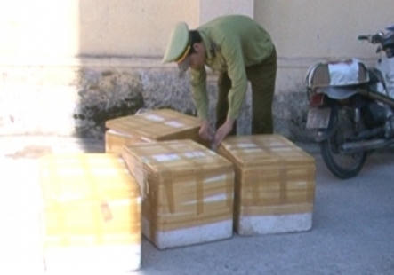 Hình ảnh cơ quan chức năng đang kiểm tra lô hàng