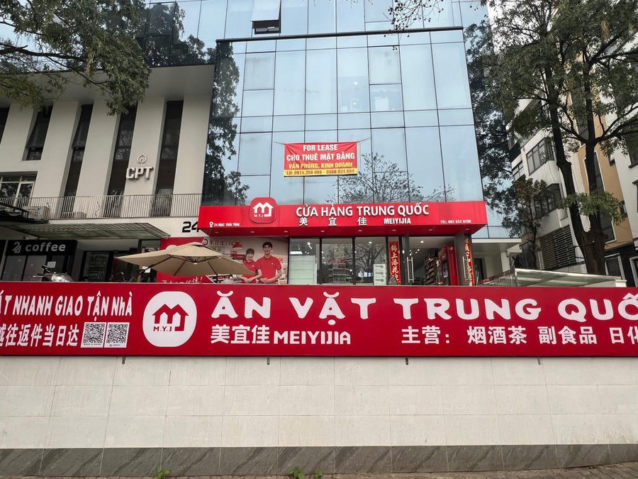 Với biển quảng cáo cỡ lớn, cửa hàng này khá thu hút được người tiêu dùng ở quanh khu vực phường Trung Hoà, quận Cầu Giấy, Hà Nội.
