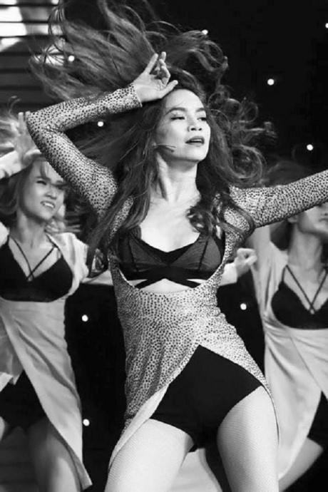 Sốc với những bộ trang phục thiếu vải g&acirc;y nhức mắt của Hồ Ngọc H&agrave;