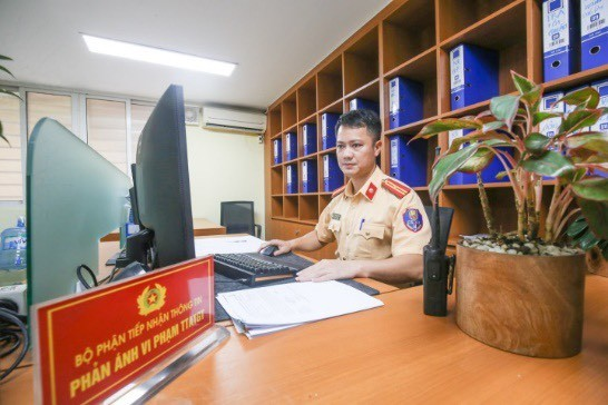CSGT trực, tiếp nhận tin báo của người dân qua trang Zalo Phòng Cảnh sát giao thông Hà Nội.