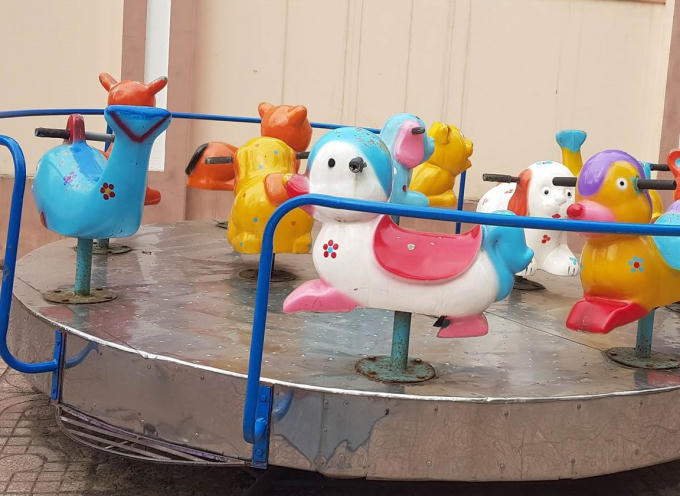 Khu vực cháu bé chơi và bị va đập để lại vết thâm ở cẳng chân.