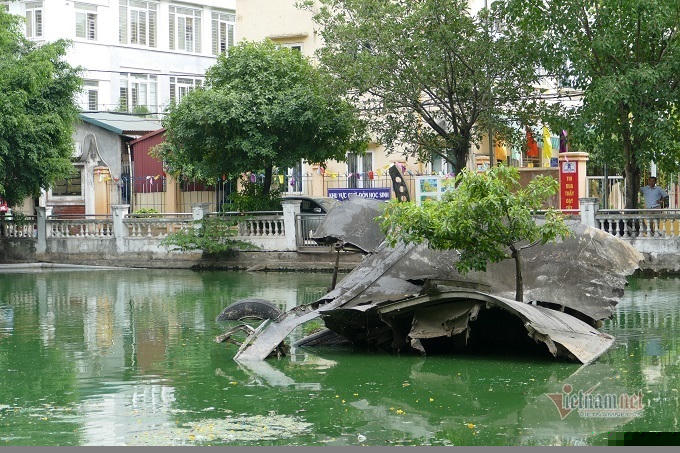 Chuyện chưa kể về chiếc máy bay nằm giữa lòng hồ ở Hà Nội suốt 48 năm