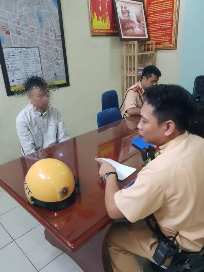 Anh G.V.H được lực lượng CSGT cứu khi có í định nhảy cầu tự tử đưa về trụ sở làm việc.