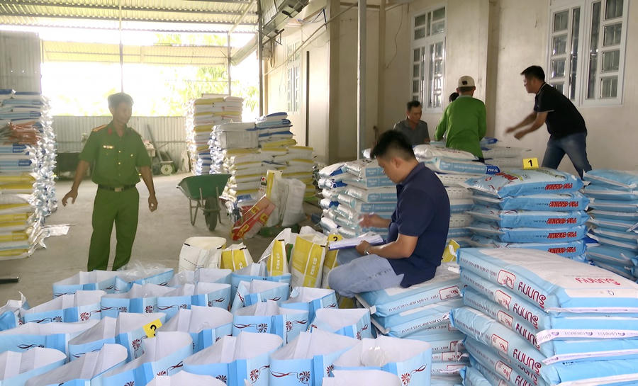 Lực lượng chức năng kiểm tra, tạm giữ hơn 37 tấn thức ăn tôm giả.