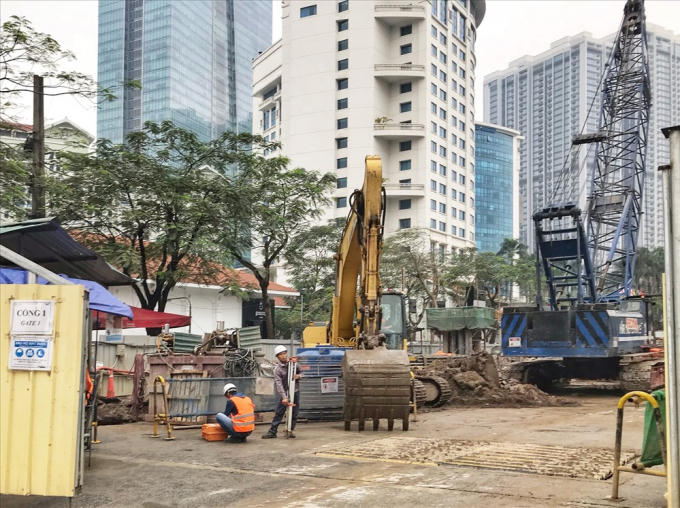 Công nhân đang tích cực thi công trên tuyến này.