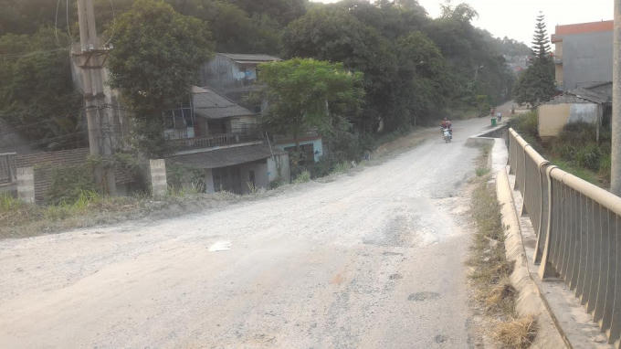 Đoạn đường dẫn lên cầu, 8 năm chưa được hoàn thiện.